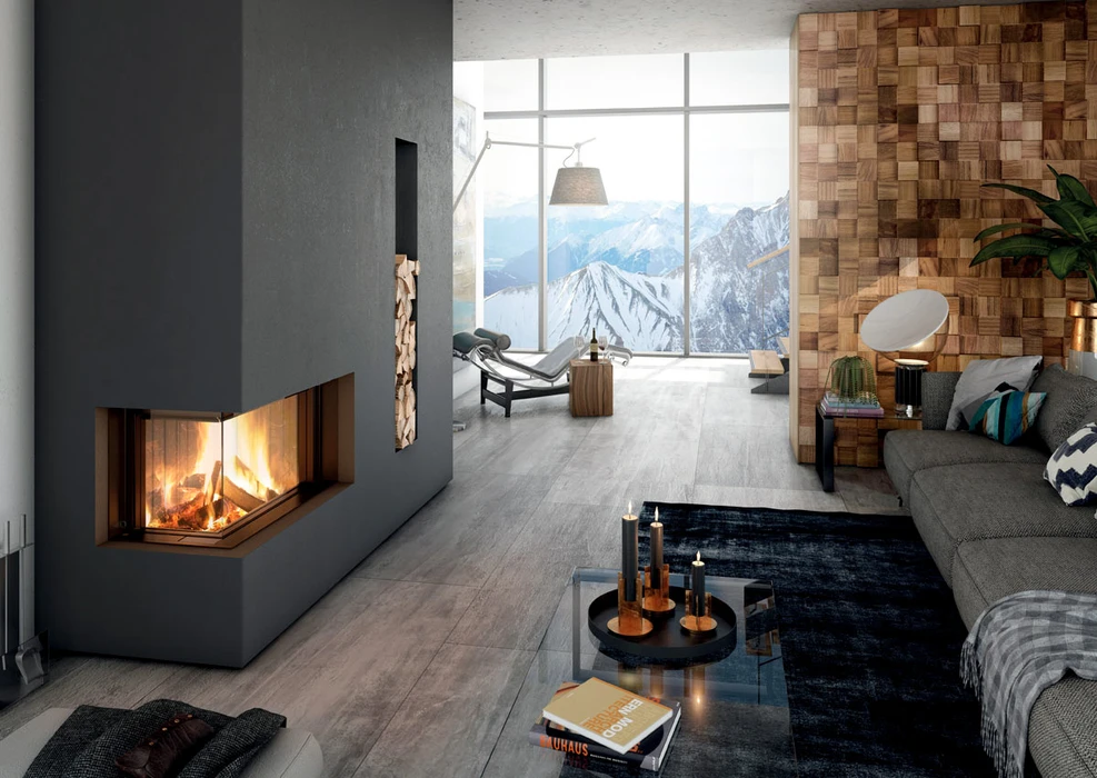 Salon contemporain de montagne avec cheminée encastrée à foyer ouvert à angle, habillage en béton ciré gris anthracite, niche à bûches intégrée