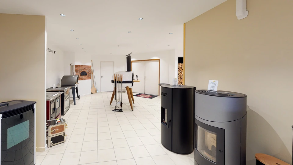 Cuisine moderne avec plan de cuisson à gaz en fonctionnement