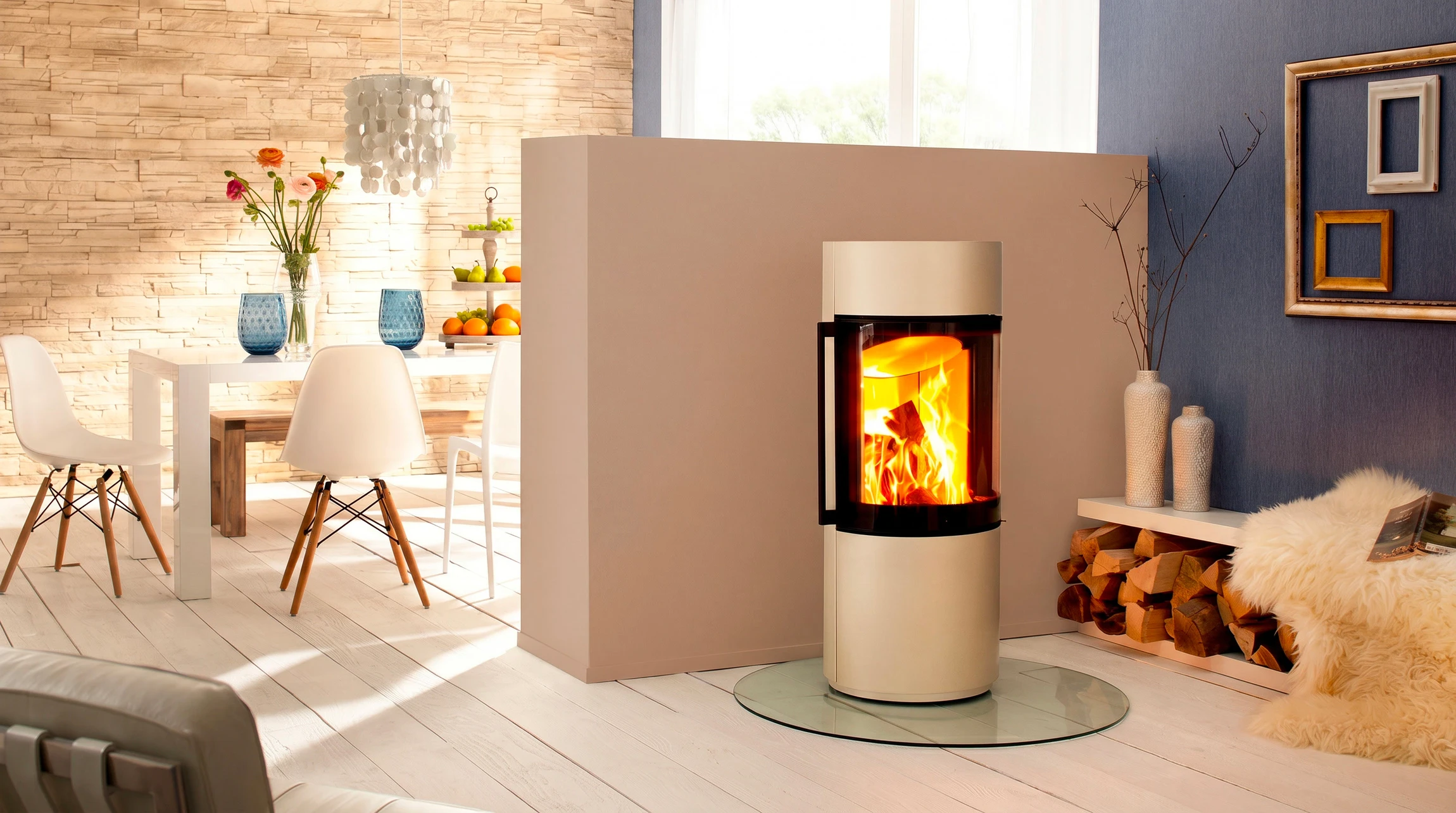 Intérieur domestique avec poêle à bois en fonte noire allumé, flammes visibles derrière la vitre