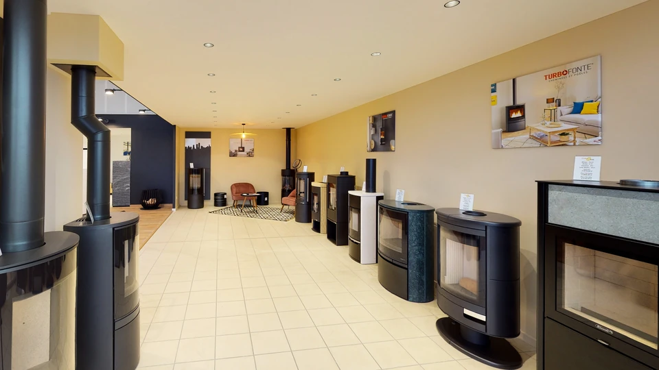 Salon professionnel en intérieur avec stands d'exposition modulaires, visiteurs en tenue d'affaires circulant et échangeant