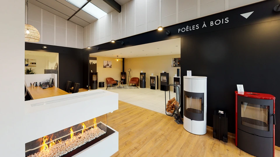 Intérieur domestique rustique avec cuisinière à bois en fonctionnement, porte du foyer ouverte laissant voir les braises incandescentes