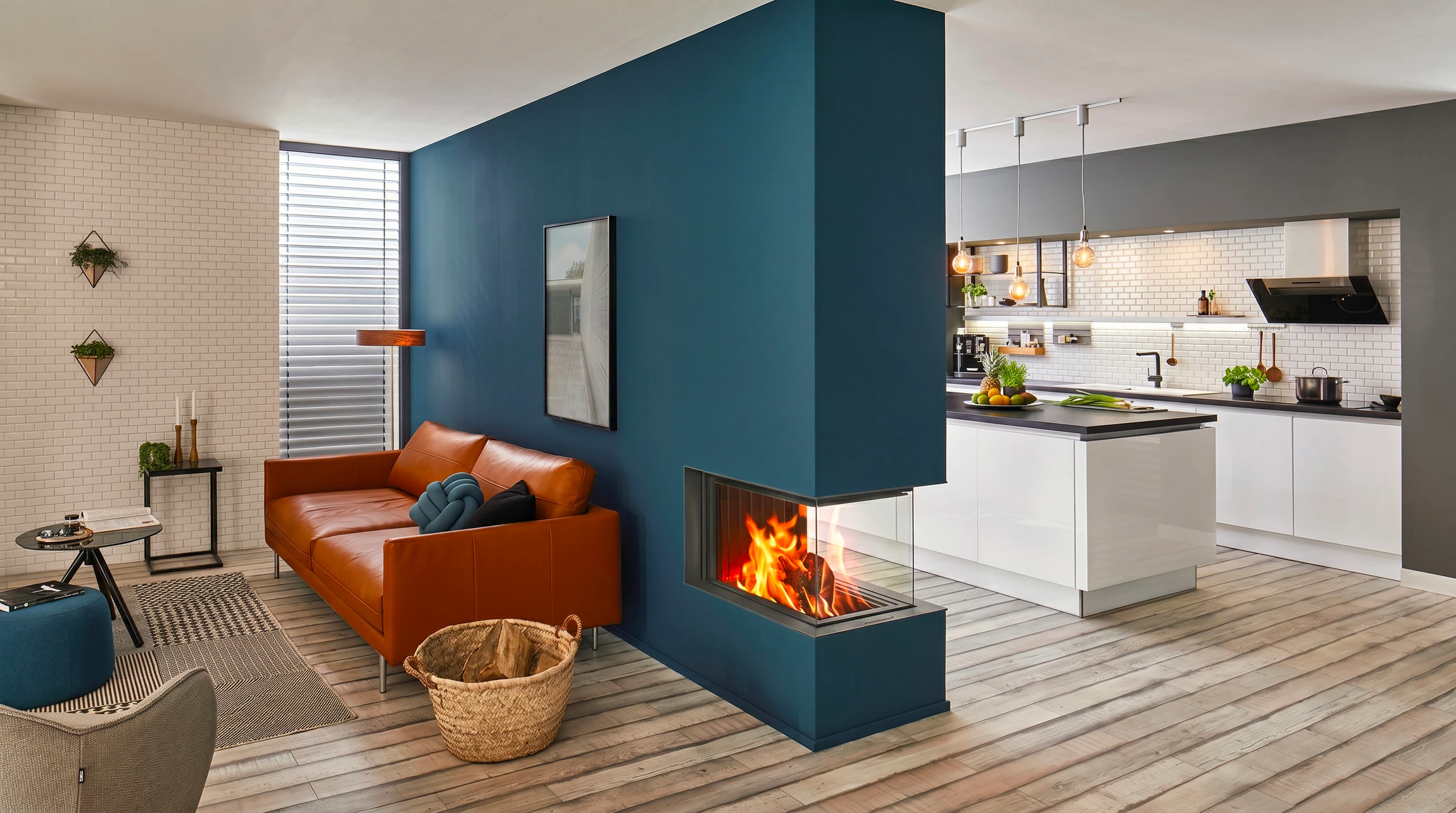 Intérieur résidentiel avec cheminée moderne à foyer fermé en fonctionnement, flammes visibles à travers vitre