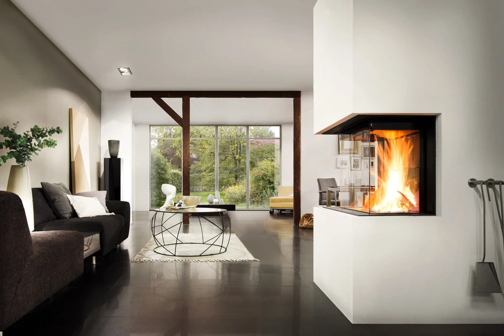 Showroom de cheminées design, sol carrelage beige, murs blancs