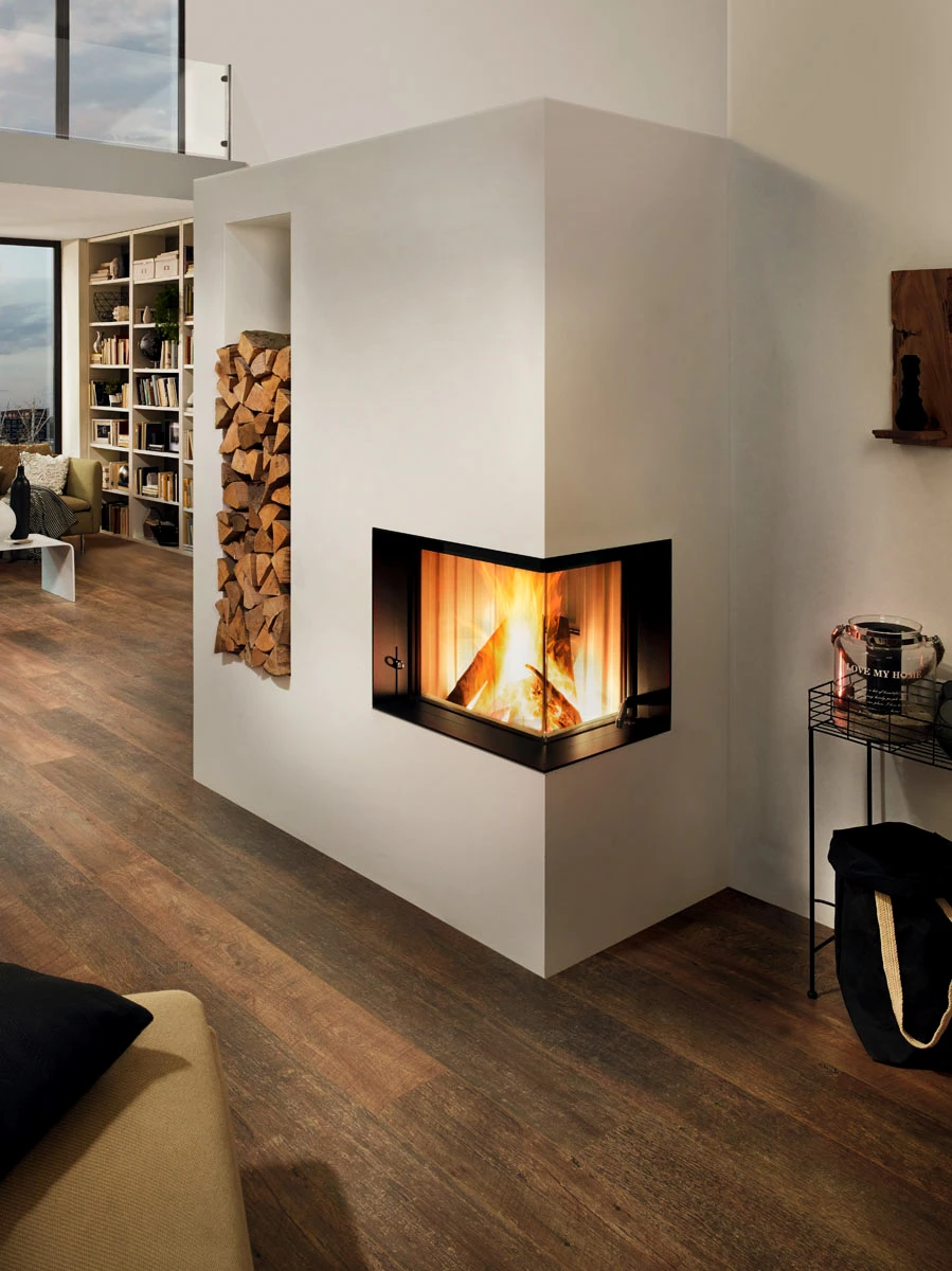 Intérieur résidentiel avec cheminée moderne à foyer fermé en fonctionnement, flammes visibles à travers vitre