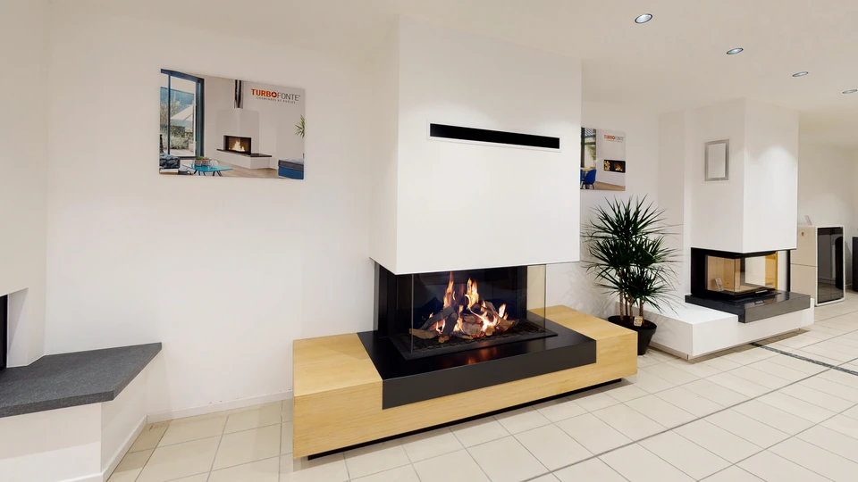 Technicien qualifié effectuant une inspection approfondie d'une cheminée et de son conduit existant à l'intérieur d'un logement. Le technicien utilise un équipement de diagnostic (sonde d'inspection de conduit ou appareil d'analyse thermique) pour évaluer l'état du foyer ouvert et des dimensions. La scène montre le professionnel en interaction directe avec la structure de la cheminée, illustrant le diagnostic complet et personnalisé du projet d'insert avant installation.